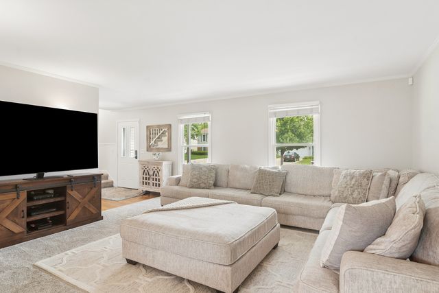 988 Newbury Drive, Crystal Lake, IL 60014