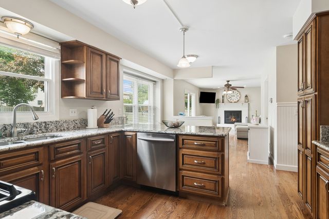 988 Newbury Drive, Crystal Lake, IL 60014