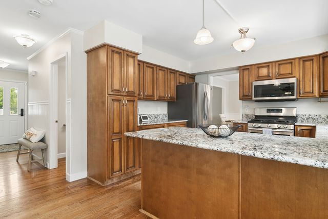 988 Newbury Drive, Crystal Lake, IL 60014