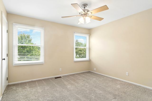 988 Newbury Drive, Crystal Lake, IL 60014