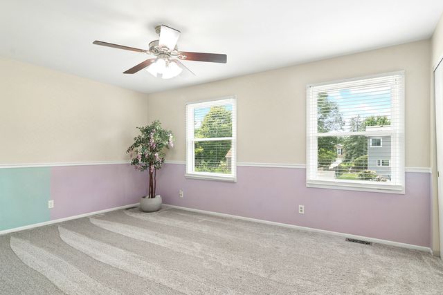 988 Newbury Drive, Crystal Lake, IL 60014