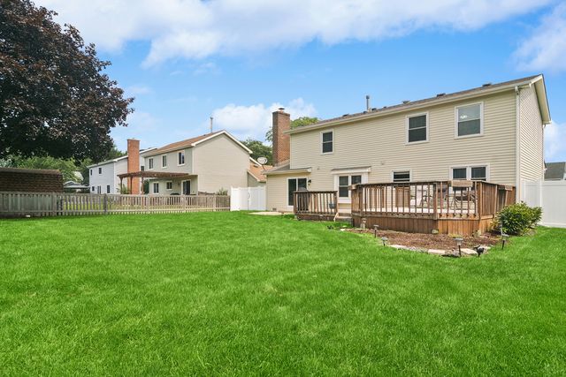 988 Newbury Drive, Crystal Lake, IL 60014