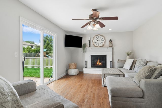 988 Newbury Drive, Crystal Lake, IL 60014