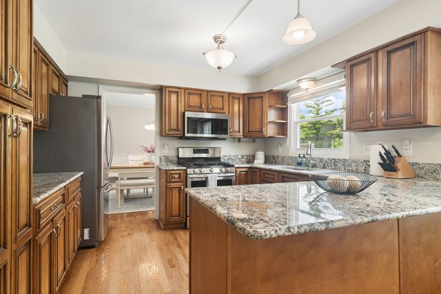 988 Newbury Drive, Crystal Lake, IL 60014