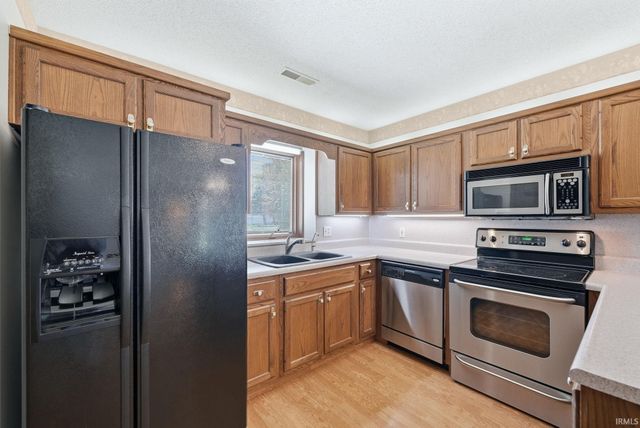 4909 Clovedale Drive, Woodburn, IN 46797