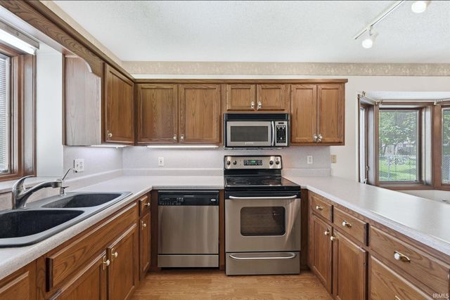 4909 Clovedale Drive, Woodburn, IN 46797