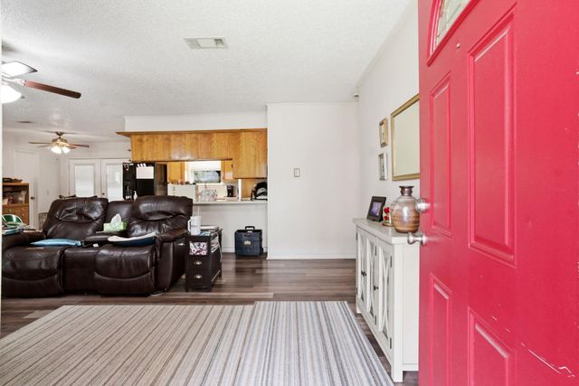 209 Red Oak Street, Livingston, TX 77351