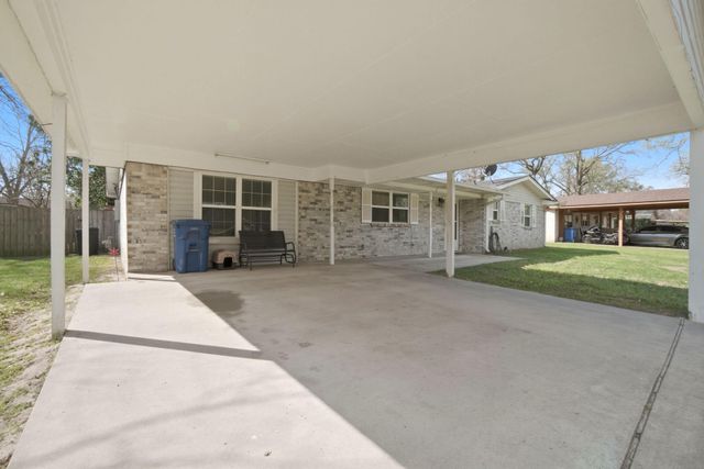 209 Red Oak Street, Livingston, TX 77351