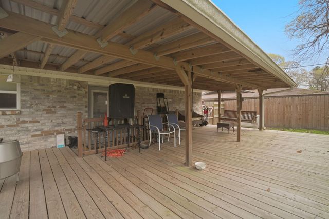 209 Red Oak Street, Livingston, TX 77351