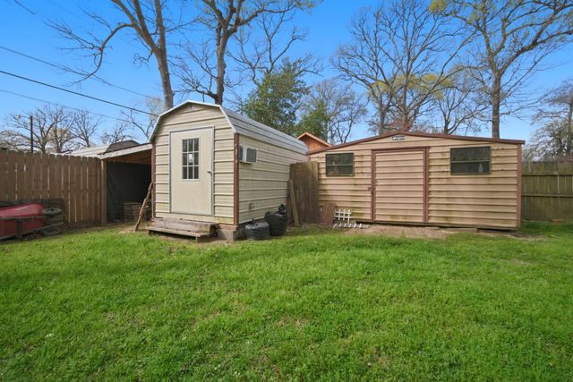 209 Red Oak Street, Livingston, TX 77351