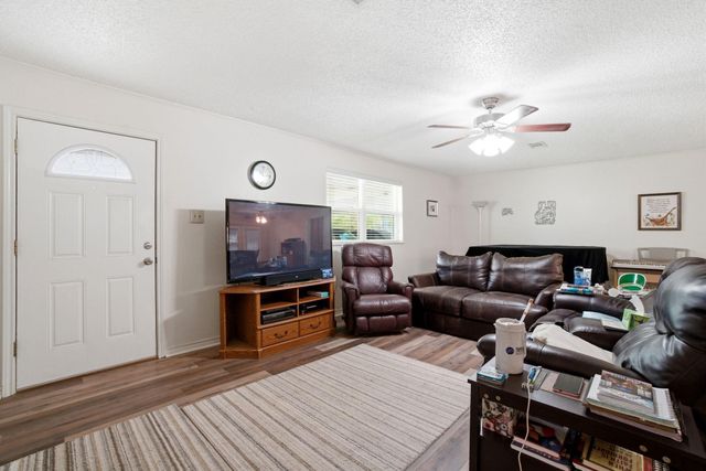 209 Red Oak Street, Livingston, TX 77351