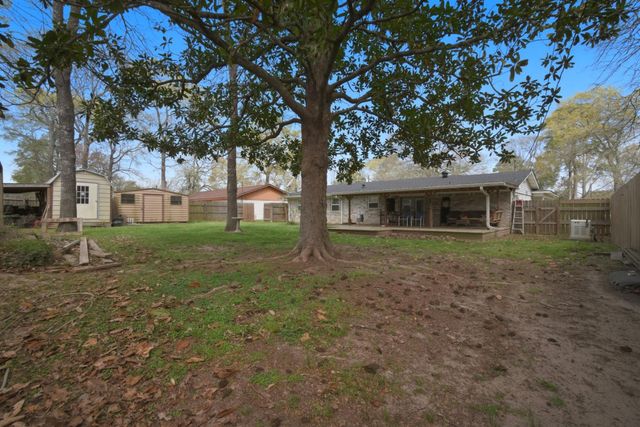 209 Red Oak Street, Livingston, TX 77351