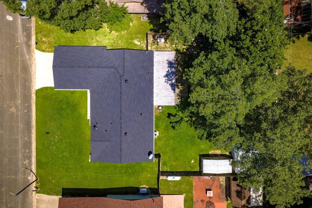 209 Red Oak Street, Livingston, TX 77351