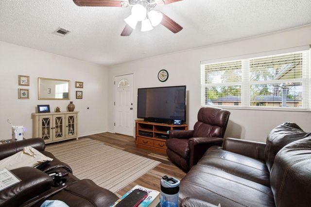 209 Red Oak Street, Livingston, TX 77351