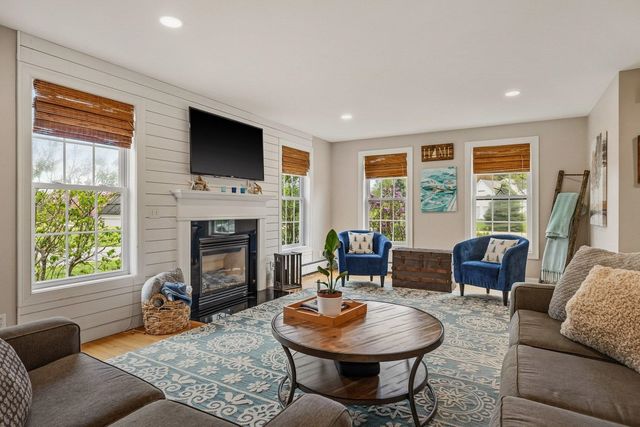 8 Mason Drive, Stratham, NH 03885