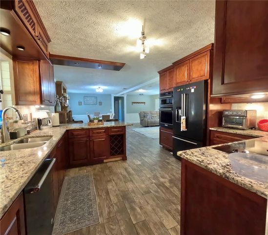 4902 THONOTOSASSA ROAD, Plant City, FL 33565