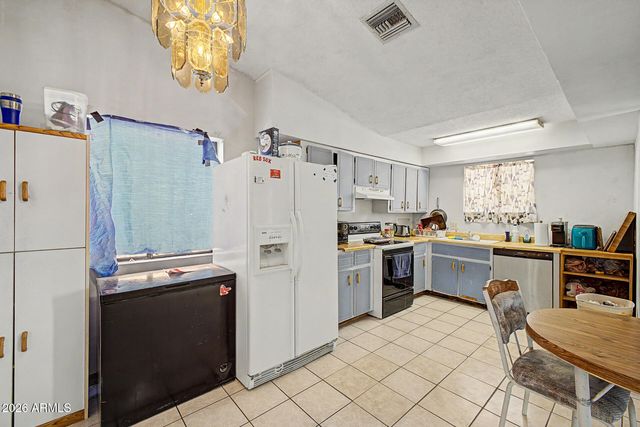 547 E QUAIL Avenue, Apache Junction, AZ 85119