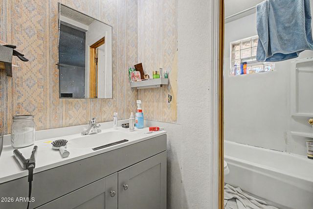 547 E QUAIL Avenue, Apache Junction, AZ 85119