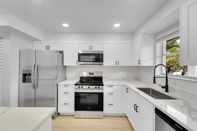 6200 NW 44th St 106, Lauderhill, FL 33319