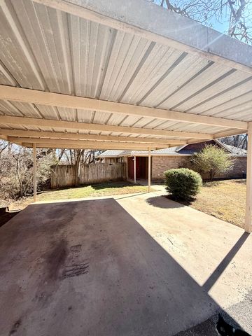 946 E 3rd Street E, Weatherford, TX 76086