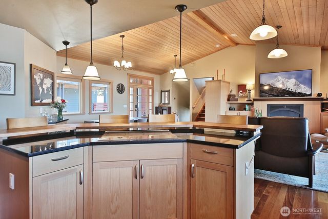 896 Snowshoe Place, Greenbank, WA 98253