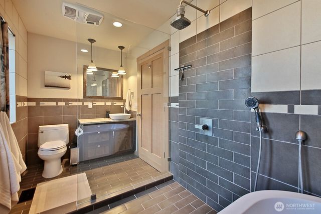 896 Snowshoe Place, Greenbank, WA 98253