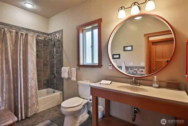 896 Snowshoe Place, Greenbank, WA 98253