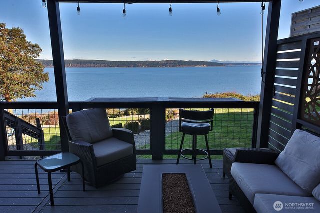 896 Snowshoe Place, Greenbank, WA 98253