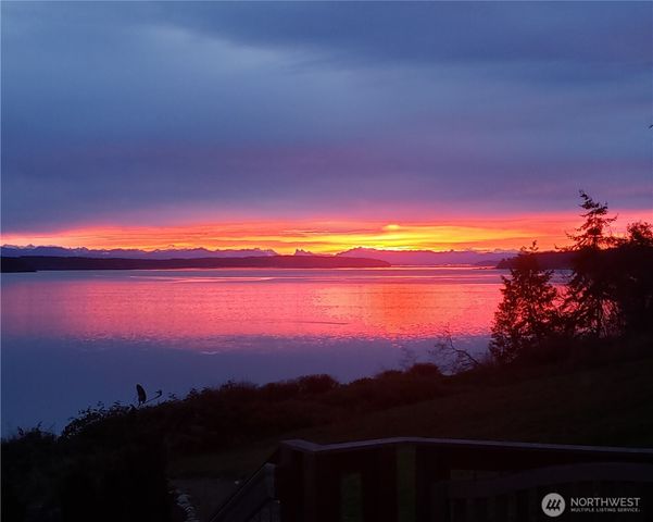 896 Snowshoe Place, Greenbank, WA 98253