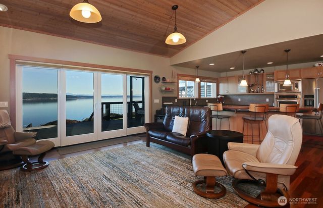 896 Snowshoe Place, Greenbank, WA 98253