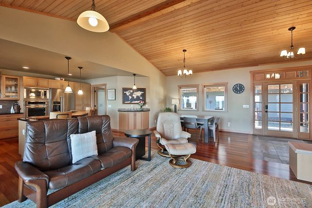 896 Snowshoe Place, Greenbank, WA 98253