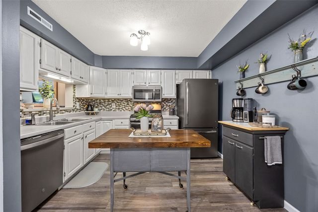 919 Grand Ave Court, Marion, IA 52302