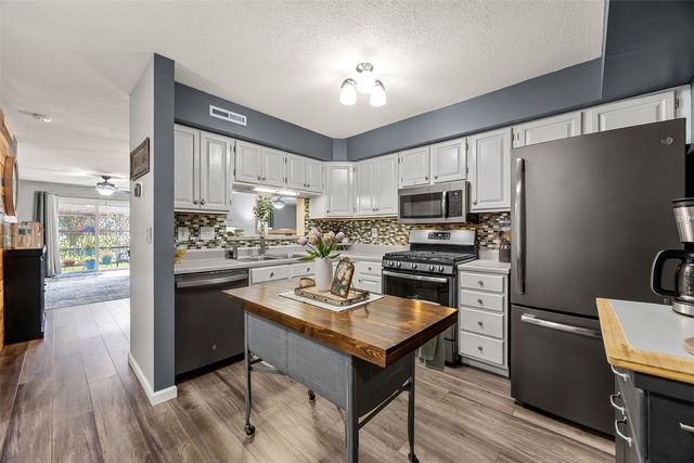 919 Grand Ave Court, Marion, IA 52302