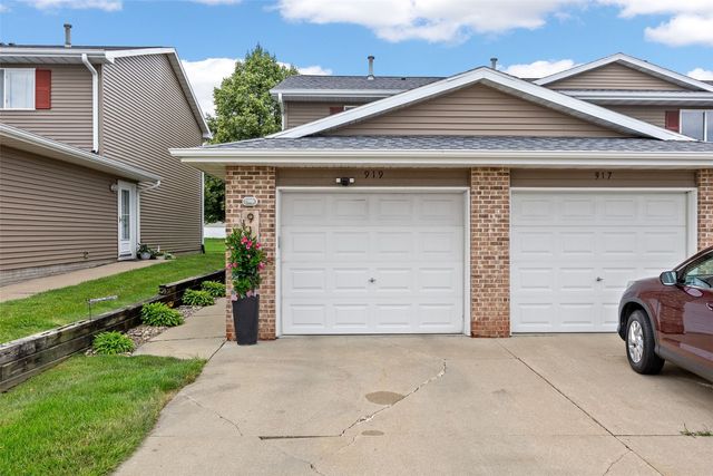 919 Grand Ave Court, Marion, IA 52302