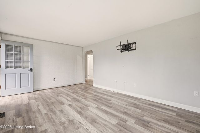 3210 Elane Dr, Louisville, KY 40216