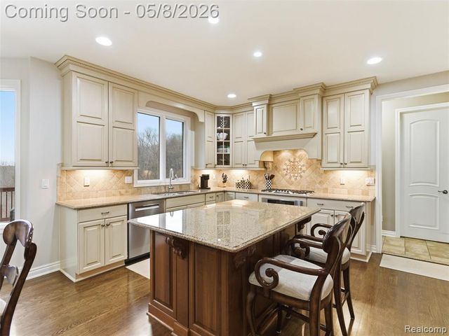 3881 Trout Creek Lane, Oakland, MI 48363