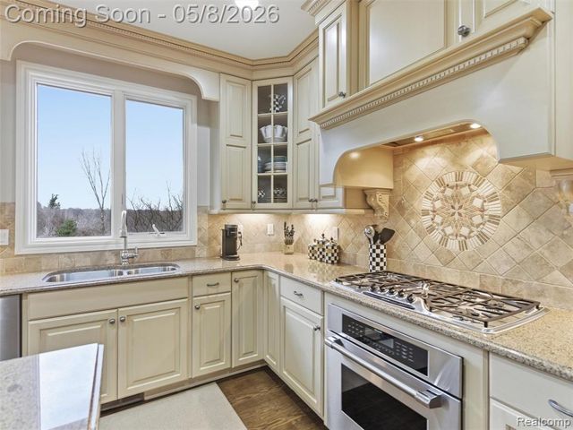 3881 Trout Creek Lane, Oakland, MI 48363