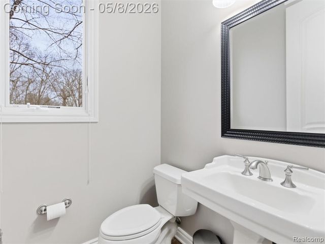 3881 Trout Creek Lane, Oakland, MI 48363
