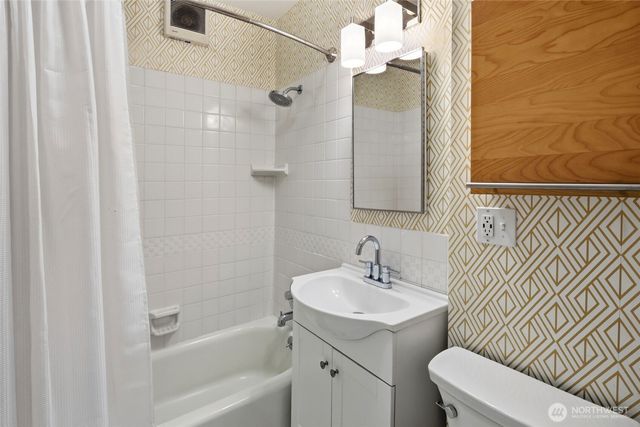 8053 Brooklyn Avenue NE, Seattle, WA 98115