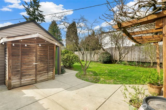 8053 Brooklyn Avenue NE, Seattle, WA 98115