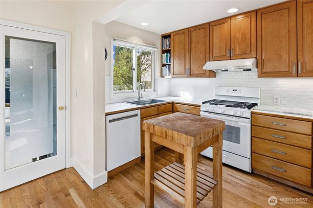 8053 Brooklyn Avenue NE, Seattle, WA 98115