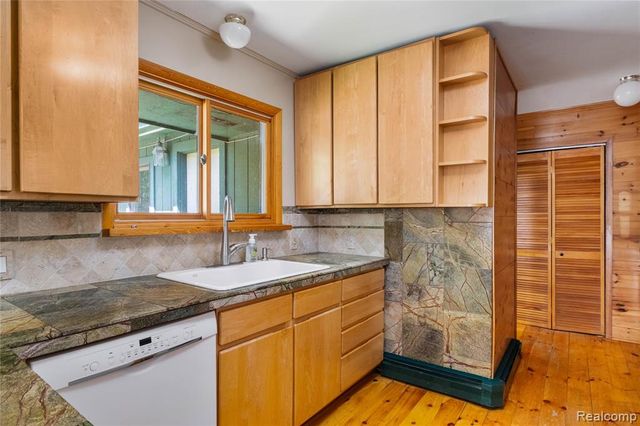 21417 Parker Street, Farmington Hills, MI 48336
