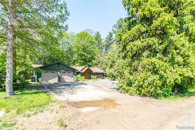 21417 Parker Street, Farmington Hills, MI 48336