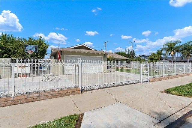 8521 Gloria, North Hills (los Angeles), CA 91343