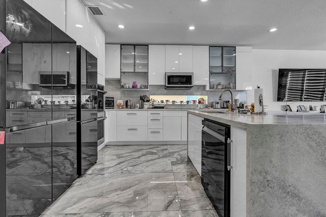 15643 Messina Isle Court, Delray Beach, FL 33446