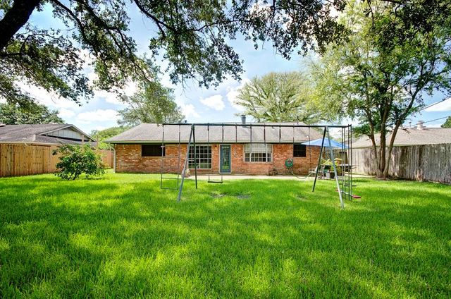 609 Mary Ann Drive, Friendswood, TX 77546