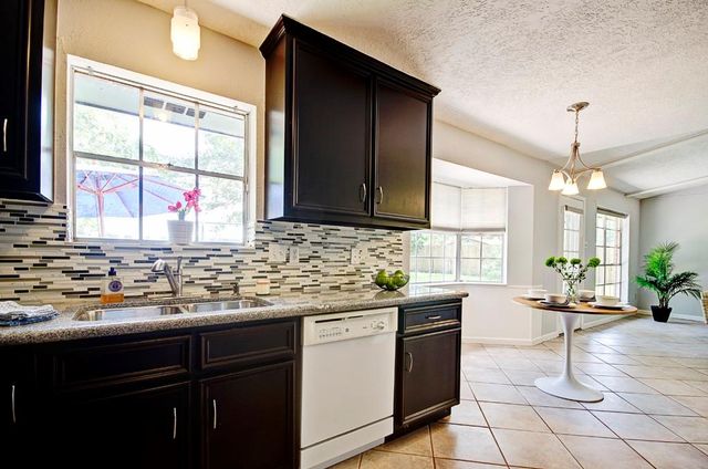 609 Mary Ann Drive, Friendswood, TX 77546
