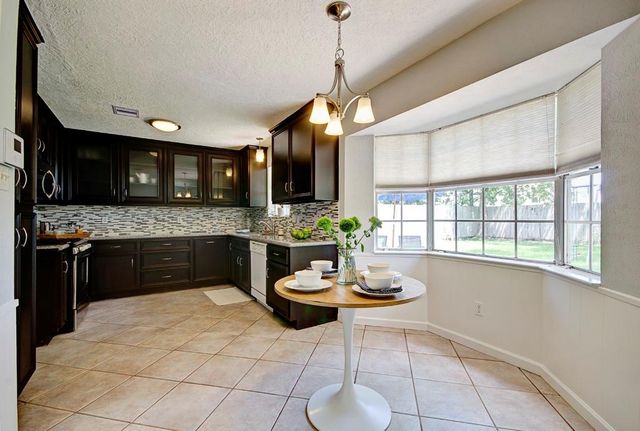 609 Mary Ann Drive, Friendswood, TX 77546