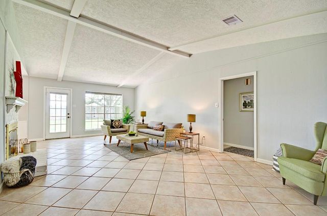 609 Mary Ann Drive, Friendswood, TX 77546