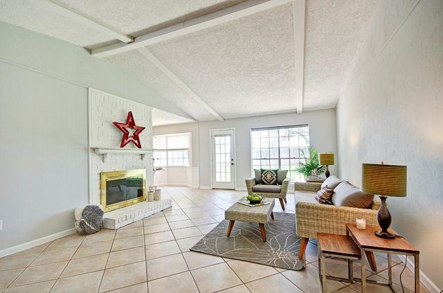 609 Mary Ann Drive, Friendswood, TX 77546